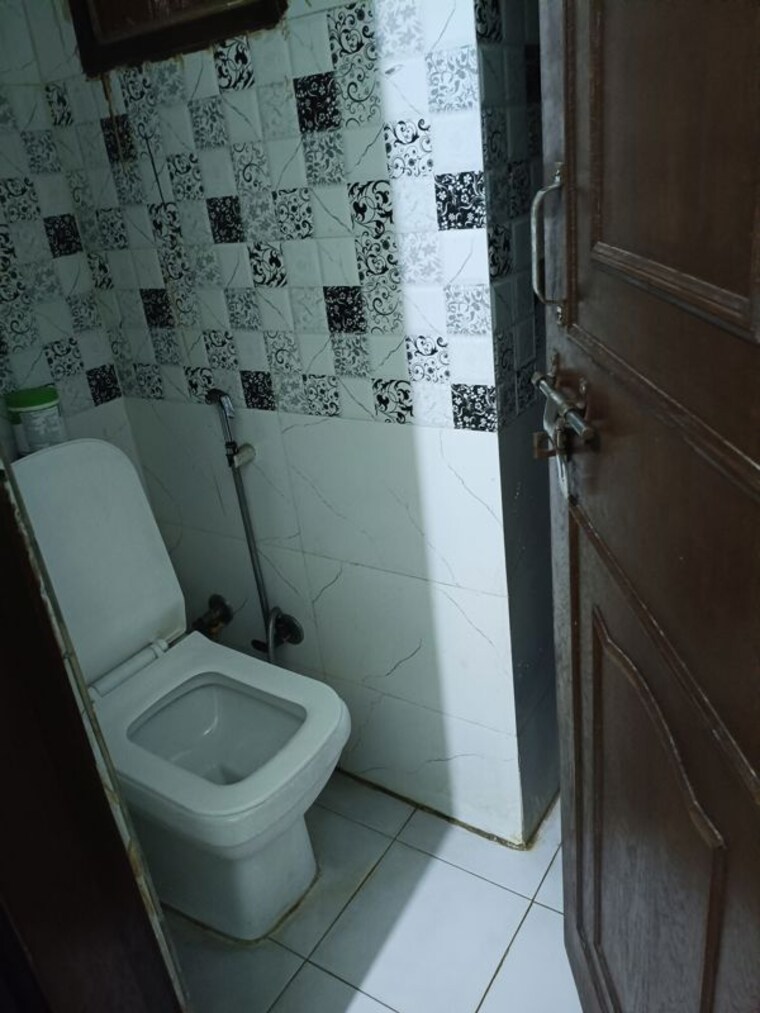Bathroom, friends colony 6+ Bedroom 265 Sq.Yd. Independent House In Friends Colony Delhi 10104846