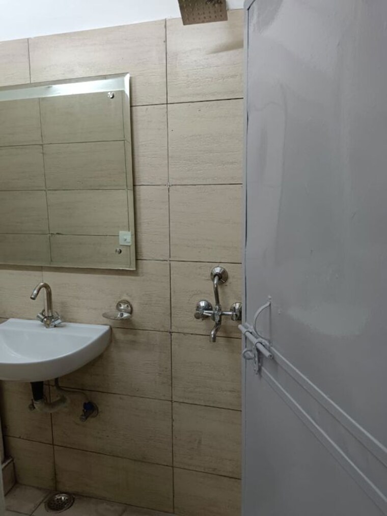 Bathroom, lajpat nagar 4 1.5 Bedroom 797 Sq.Ft. Builder Floor In Lajpat Nagar 4 Delhi 10104700