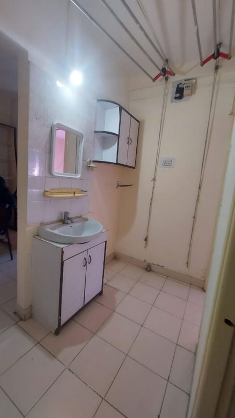 Bathroom, baner 2 Bedroom 1000 Sq.Ft. Apartment In Baner Pune 10105087