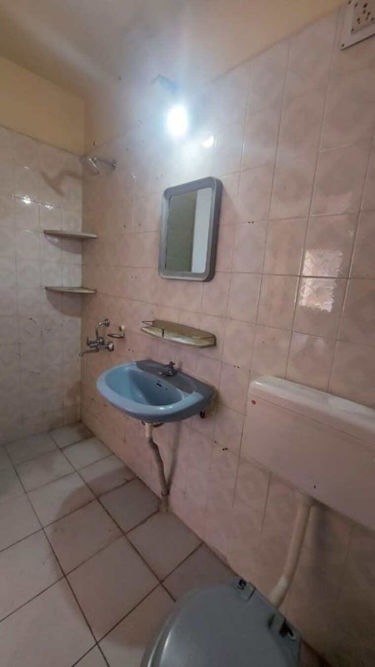 Bathroom, baner 2 Bedroom 1000 Sq.Ft. Apartment In Baner Pune 10105087