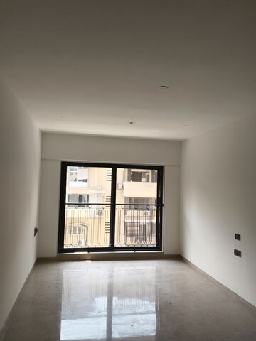 Room in 3 BHK Apartment at Vile Parle West – for Rent