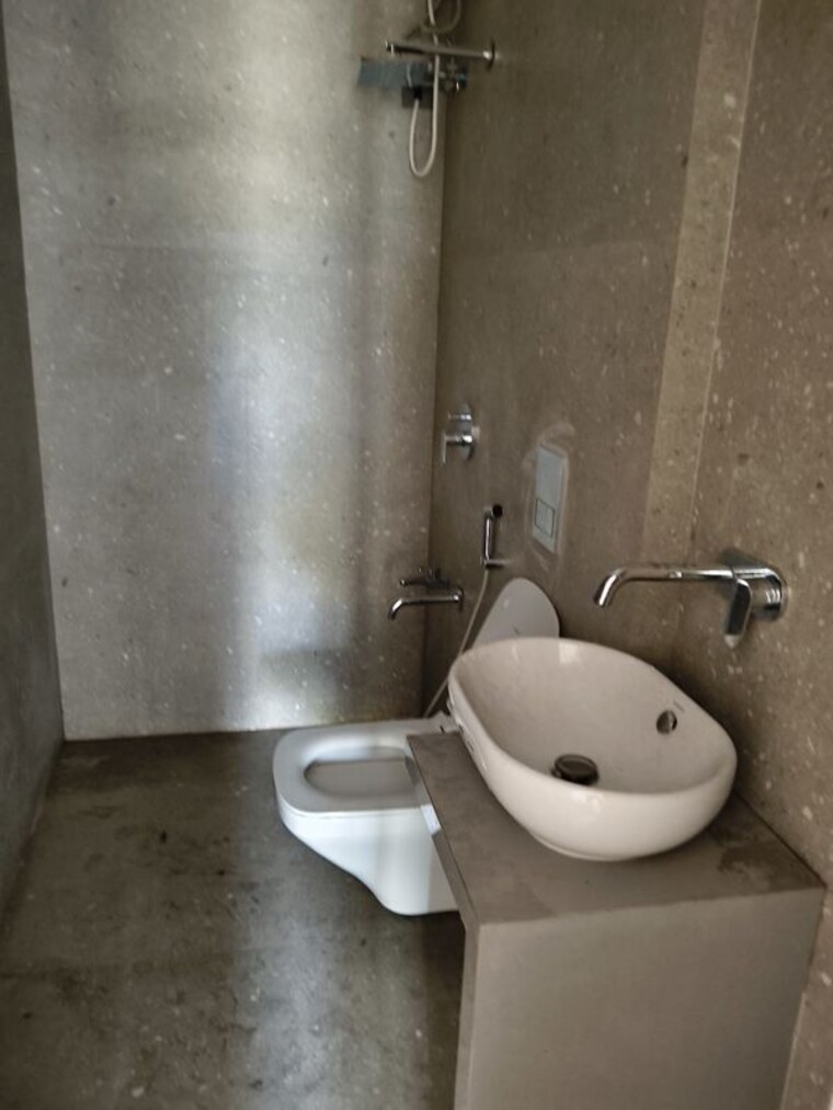 Bathroom, vile parle west 3 Bedroom 1200 Sq.Ft. Apartment In Vile Parle West Mumbai 10105147