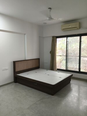 Room in 3 BHK Apartment at Vile Parle West – for Rent