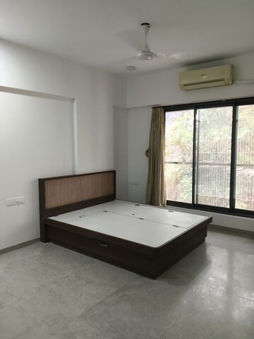 Room in 3 BHK Apartment at Vile Parle West – for Rent