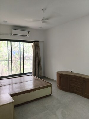Room in 3 BHK Apartment at Vile Parle West – for Rent