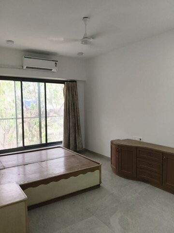 Room in 3 BHK Apartment at Vile Parle West – for Rent