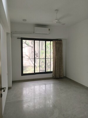 Room in 3 BHK Apartment at Vile Parle West – for Rent