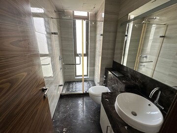 Attached Bathroom in 3 BHK Apartment at DLF Oakwood Estate, Dlf Phase ii – for Rent