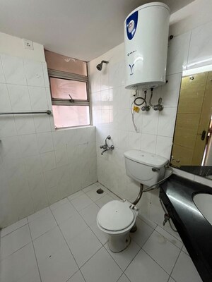 Bathroom in 3 BHK Apartment at DLF Oakwood Estate, Dlf Phase ii – for Rent