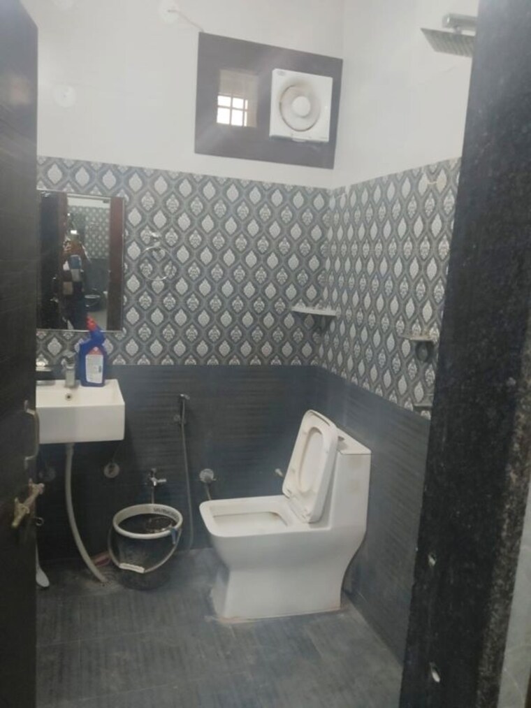 Bathroom, sector 33 2 Bedroom 800 Sq.Ft. Builder Floor In Sector 33 Noida 10105760