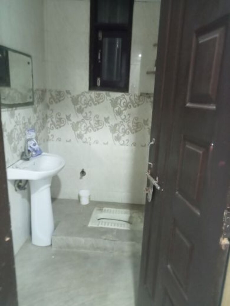Bathroom, ozone-apartment 2 Bedroom 950 Sq.Ft. Builder Floor In Sector 104 Noida 10106049