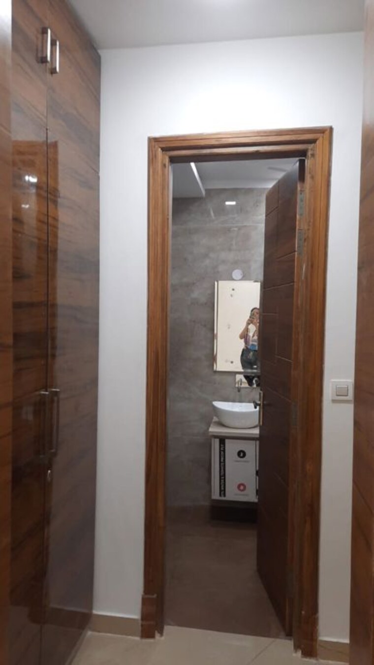 Bathroom, bptp-district-faridabad 3 Bedroom 172 Sq.Yd. Builder Floor In Sector 81 Faridabad 10106428