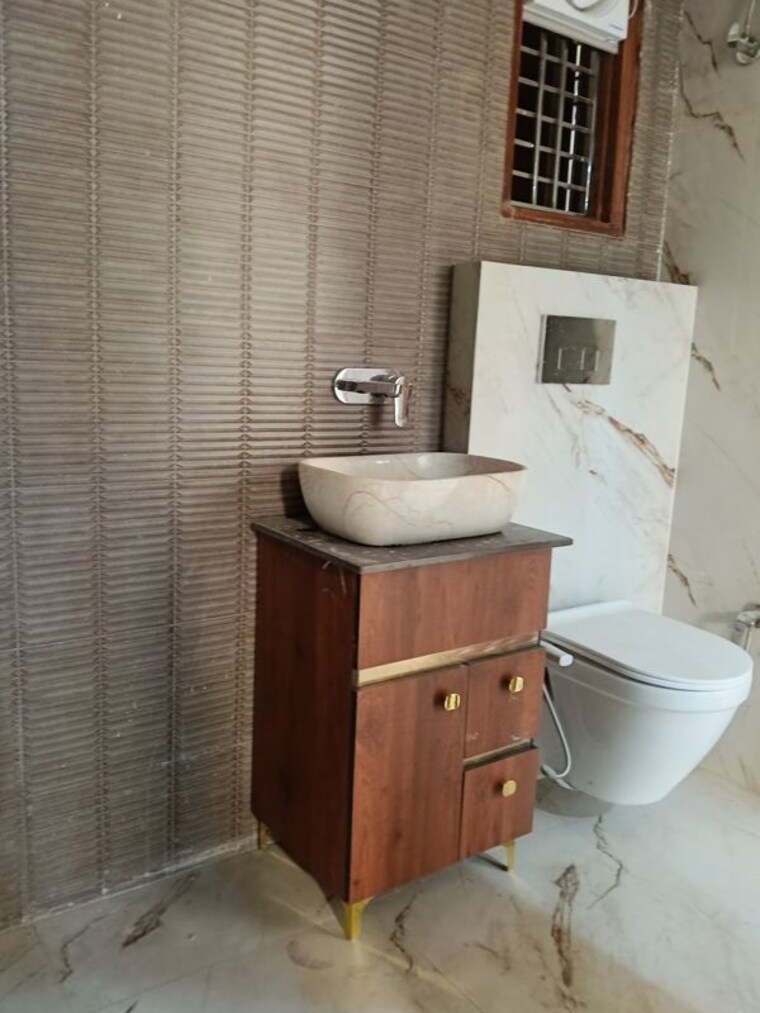 Bathroom, rajendra nagar sector 3 4 Bedroom 200 Sq.Yd. Builder Floor In Rajendra Nagar Sector 3 Ghaziabad 10106504