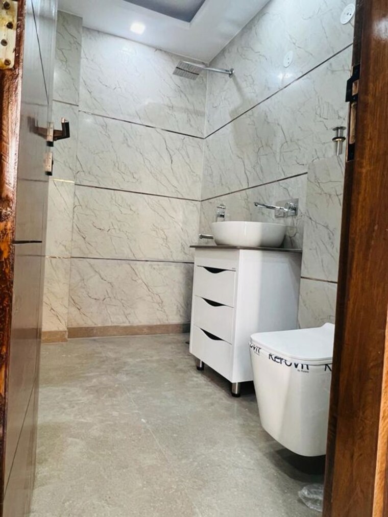 Bathroom, bptp-district-faridabad 3 Bedroom 172 Sq.Yd. Builder Floor In Sector 81 Faridabad 10106536