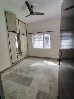Room in 2 BHK Apartment at Shipra Suncity, Vaibhav Khand – for Sale