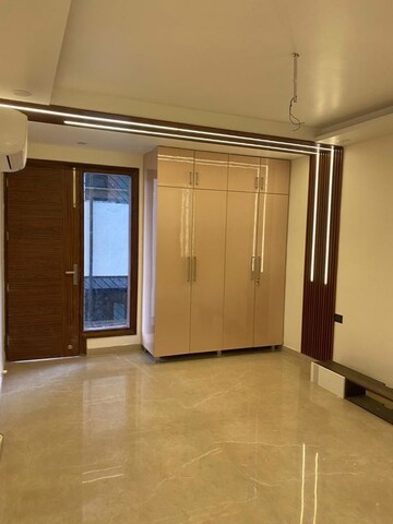 Room in 3 BHK Builder Floor at RWA Residential Society Sector 46, Sector 46 – for Rent