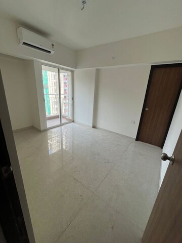 Room in 2 BHK Apartment at Lodha Amara, Kolshet Road – for Rent