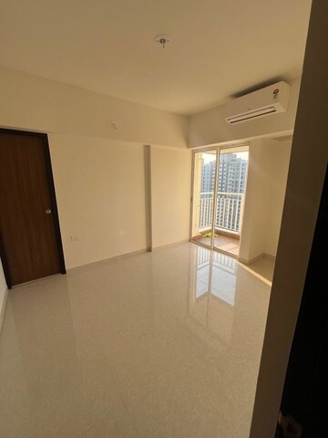 Room in 2 BHK Apartment at Lodha Amara, Kolshet Road – for Rent
