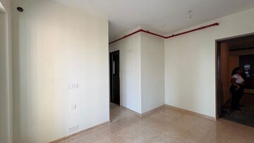 Room in 2 BHK Apartment at Kalpataru Paramount, Kapur Bawdi – for Rent
