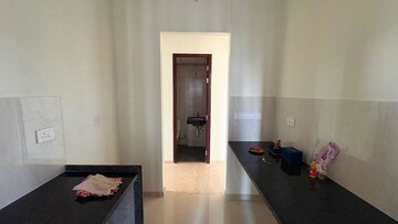 Room in 2 BHK Apartment at Kalpataru Paramount, Kapur Bawdi – for Rent