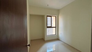 Room in 2 BHK Apartment at Kalpataru Paramount, Kapur Bawdi – for Rent