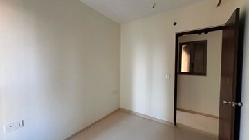 Room in 2 BHK Apartment at Kalpataru Paramount, Kapur Bawdi – for Rent