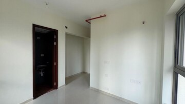 Room in 2 BHK Apartment at Kalpataru Paramount, Kapur Bawdi – for Rent
