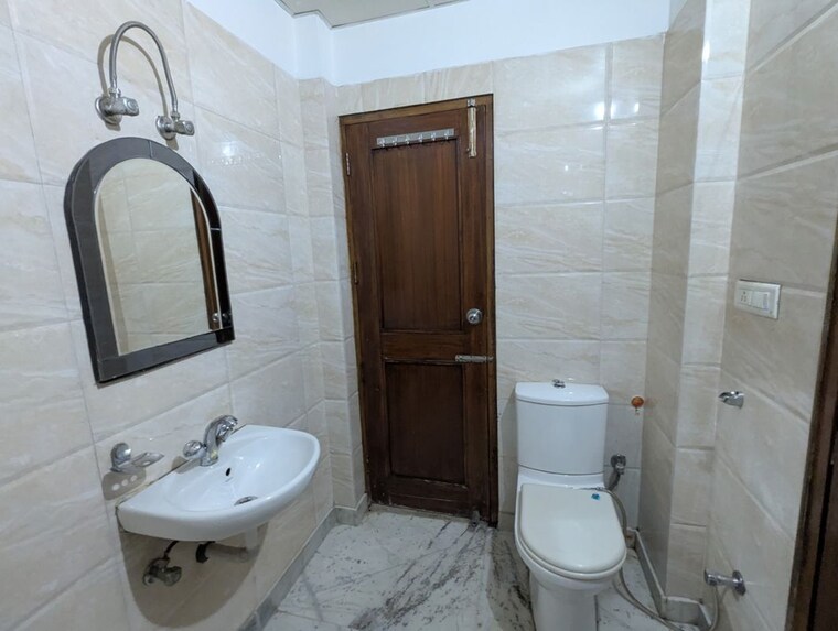 Bathroom, sector 46 3 Bedroom 1850 Sq.Ft. Builder Floor In Sector 46 Gurgaon 10107388