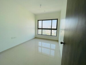 Room in 2 BHK Apartment at Kalpataru Paramount, Kapur Bawdi – for Rent