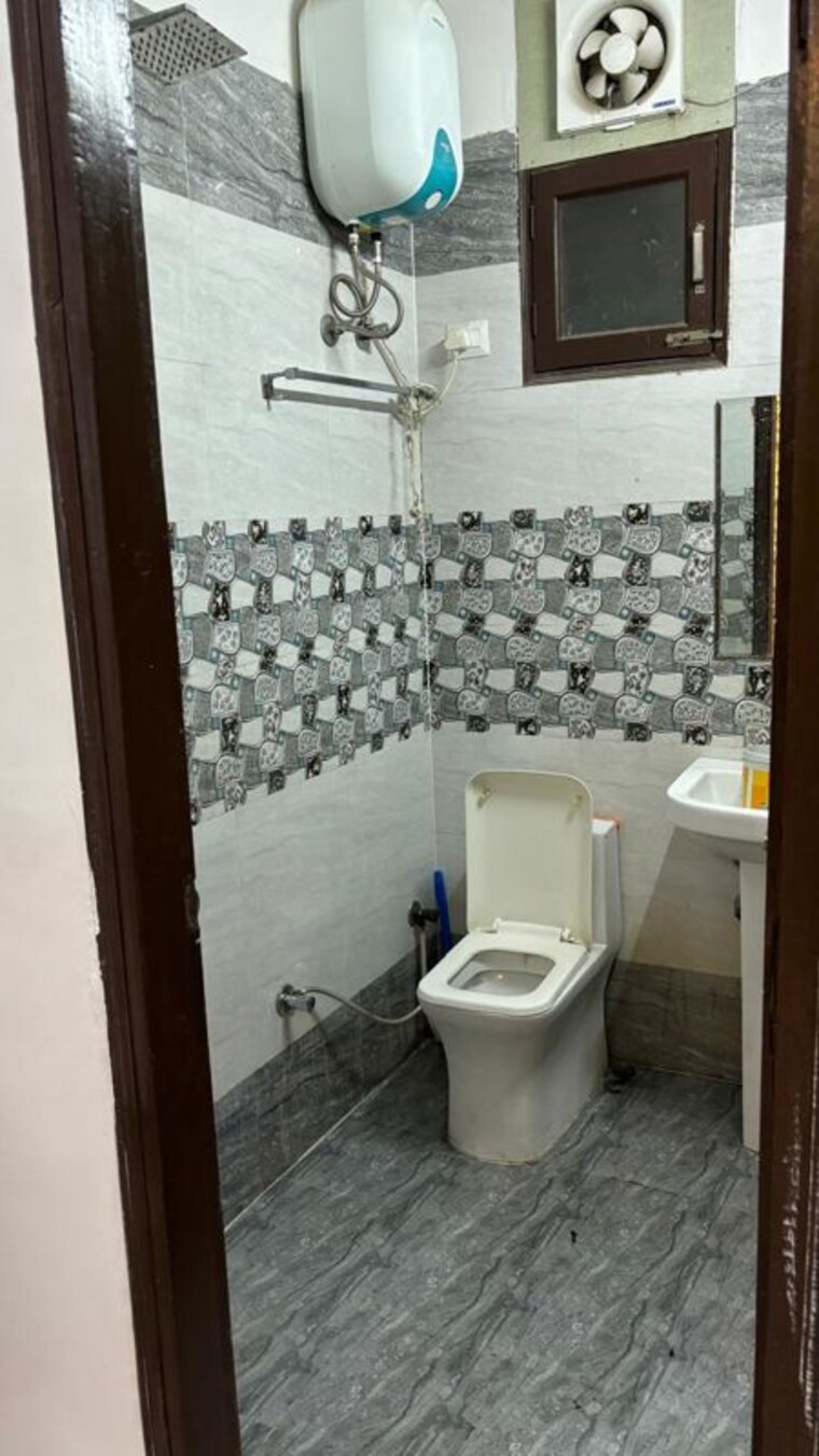 Bathroom, rajendra nagar 3 Bedroom 1552 Sq.Ft. Builder Floor In Rajendra Nagar Ghaziabad 10107342