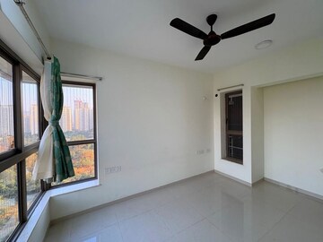 Room in 2 BHK Apartment at Kalpataru Paramount, Kapur Bawdi – for Rent
