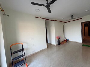 Room in 2 BHK Apartment at Kalpataru Paramount, Kapur Bawdi – for Rent