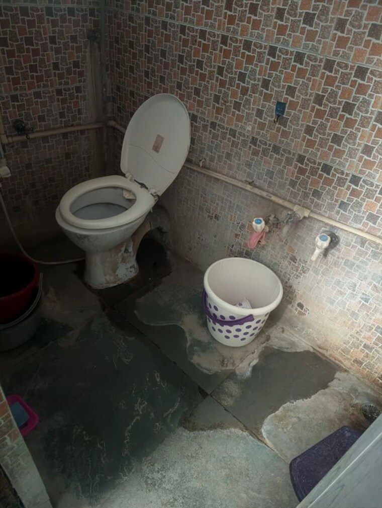 Bathroom, satellite 2 Bedroom 110 Sq.Yd. Apartment In Satellite Ahmedabad 10107402