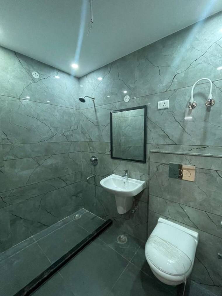 Bathroom, bptp-district 3 Bedroom 155 Sq.Yd. Builder Floor In Sector 81 Faridabad 10107540