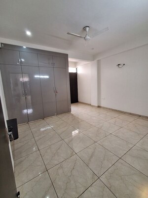 Room in 3 BHK Builder Floor at Sector 38 – for Rent