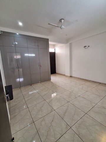 Room in 3 BHK Builder Floor at Sector 38 – for Rent