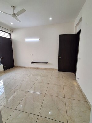 Room in 3 BHK Builder Floor at Sector 38 – for Rent