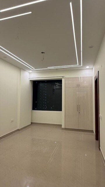 Room in 3 BHK Apartment at Amrapali Heartbeat City, Sector 107 – for Rent