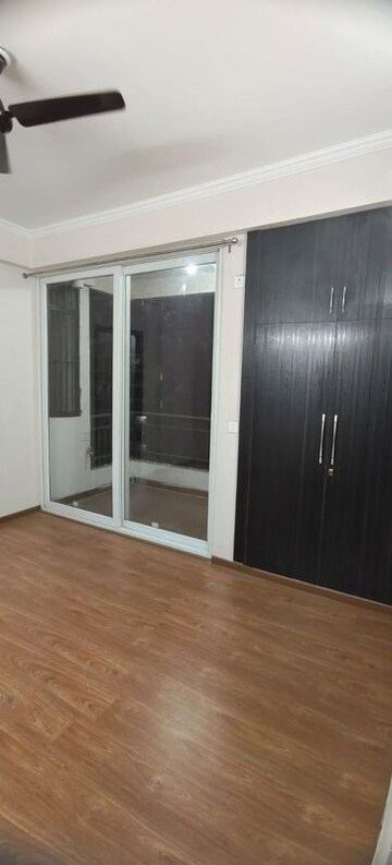 Room in 3 BHK Apartment at Amrapali Golf Homes, Sector 4 Greater Noida – for Rent