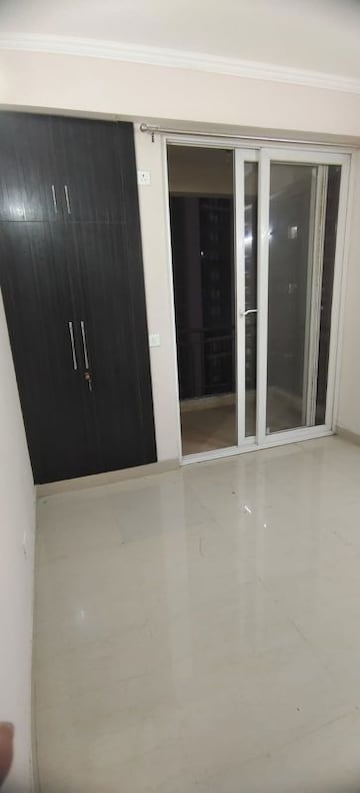 Room in 3 BHK Apartment at Amrapali Golf Homes, Sector 4 Greater Noida – for Rent