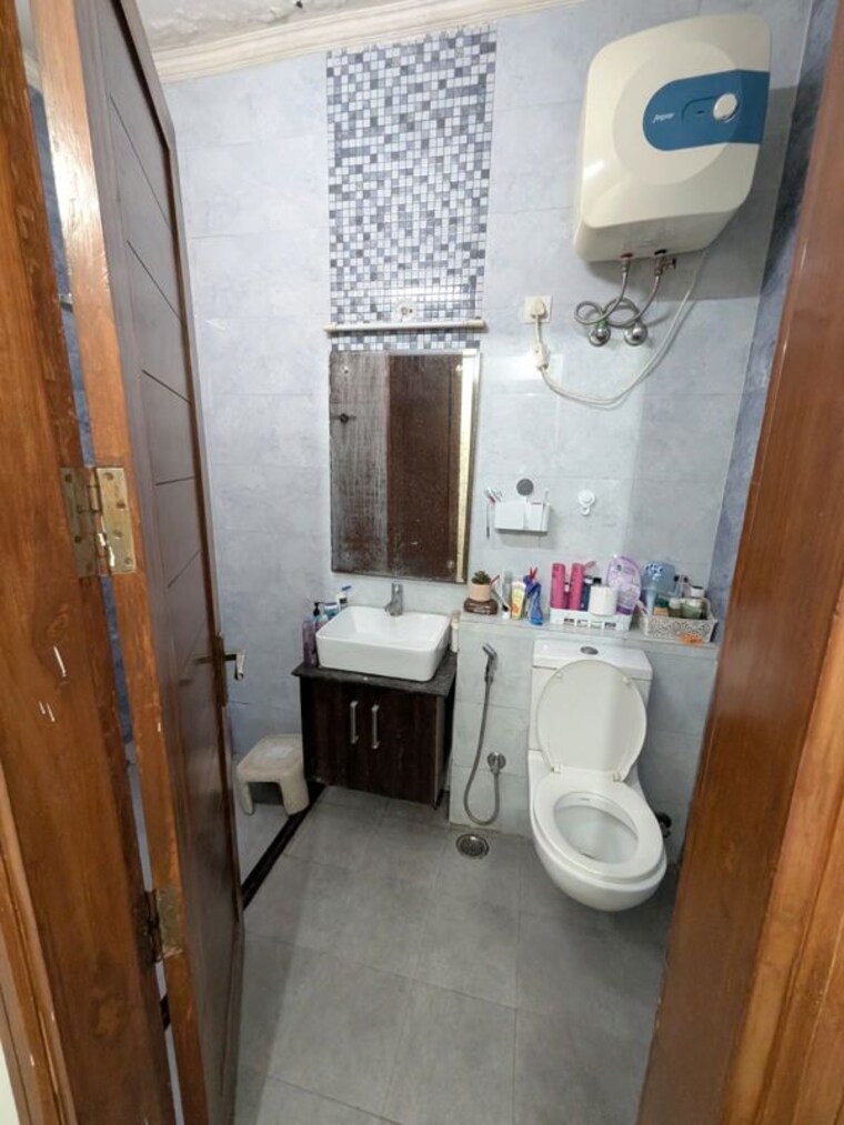 Bathroom, sector 45 2 Bedroom 160 Sq.Yd. Builder Floor In Sector 45 Gurgaon 10107807