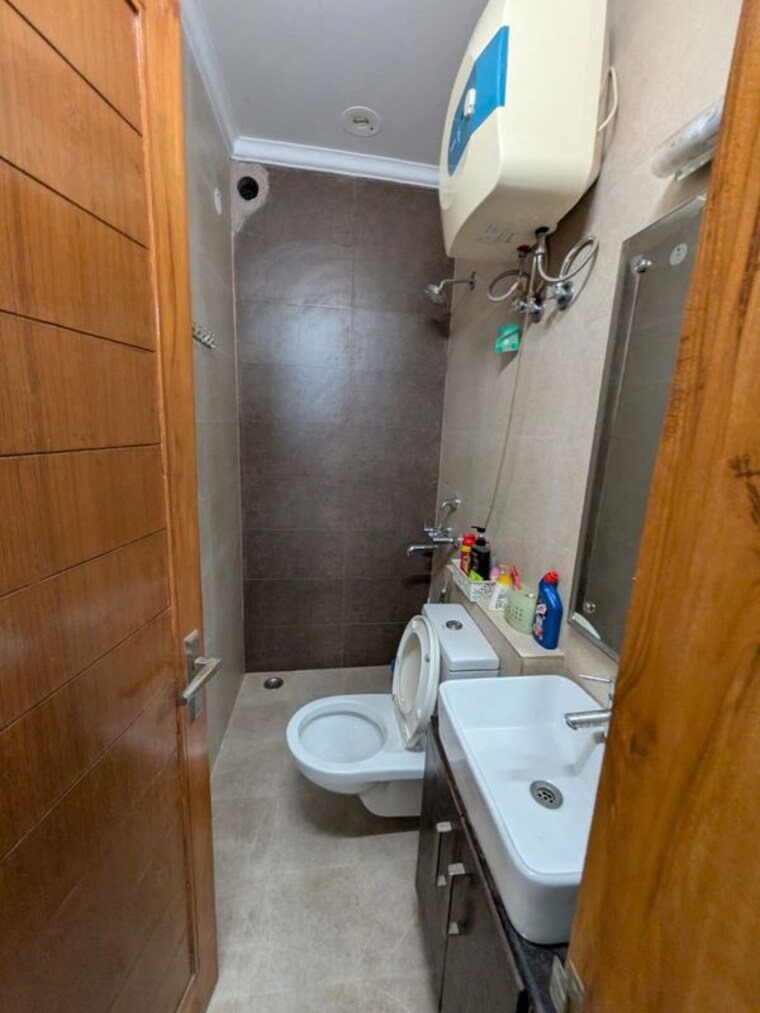 Bathroom, sector 45 2 Bedroom 160 Sq.Yd. Builder Floor In Sector 45 Gurgaon 10107807