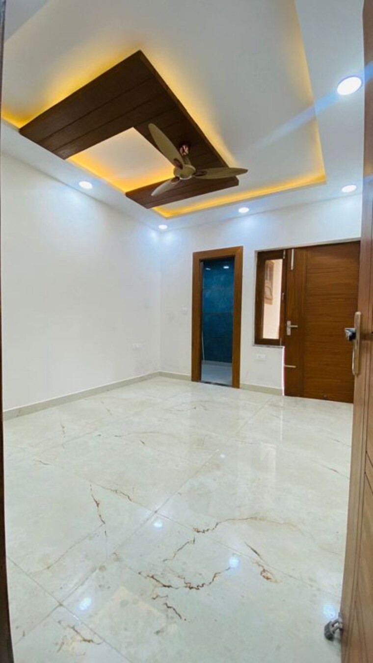 Room, bptp-district 3 Bedroom 150 Sq.Yd. Builder Floor In Sector 81 Faridabad 10107837