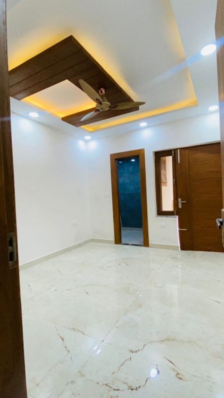 Room, bptp-district 3 Bedroom 150 Sq.Yd. Builder Floor In Sector 81 Faridabad 10107837