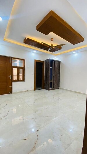 Room in 3 BHK Builder Floor at BPTP District, Sector 81 – for Sale