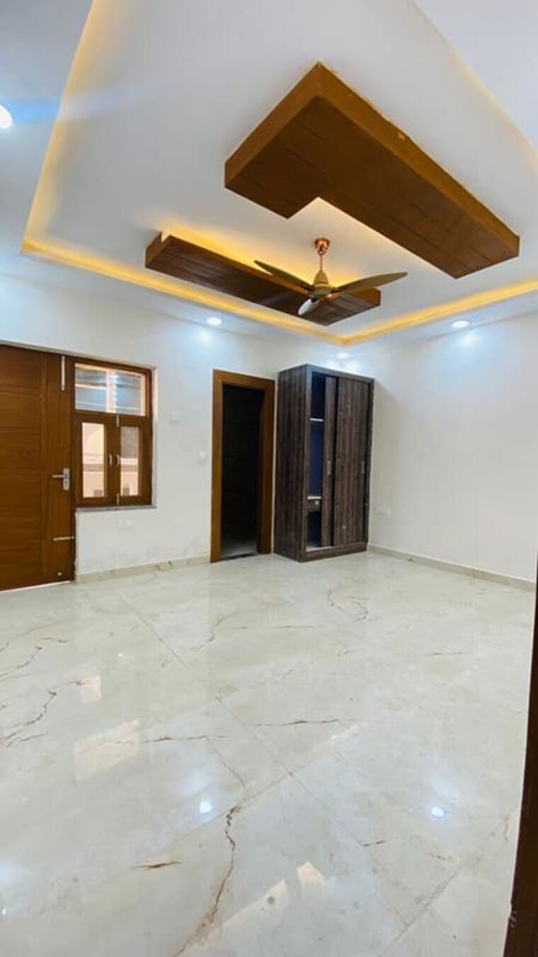Room, bptp-district 3 Bedroom 150 Sq.Yd. Builder Floor In Sector 81 Faridabad 10107837