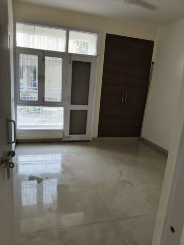 Room in 3.5 BHK Apartment at Supreme Towers, Sector 99 – for Rent