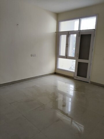 Room in 3.5 BHK Apartment at Supreme Towers, Sector 99 – for Rent