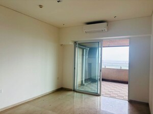 Room in 3 BHK Apartment at Lokhandwala Minerva Mahalaxmi, Mahalaxmi – for Rent