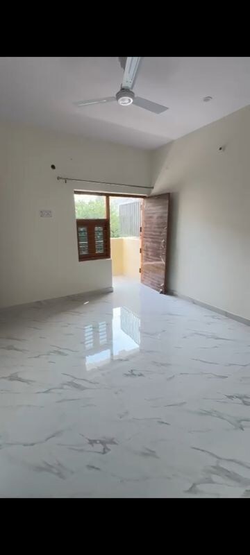 Room in 2 BHK Builder Floor at Sector 81 – for Rent